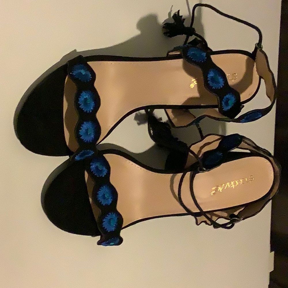 Shoe dazzle sandals